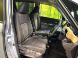 運転席まわりには十分なスペースがあり、大柄な方でもゆったり運転していただける環境です。