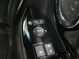 電動格納ミラー! スイッチひとつでミラーを畳めます。