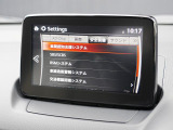 こちらのお車には先進安全装備が多数搭載されています。衝突被害を回避あるいは軽減するためのブレーキや、後方死角からの接近警報、車線逸脱を防止する警報装置など、詳しくはスタッフまでお尋ねください。