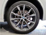 【BMWアロイホイル】軽量かつ強度に拘ったアロイホイル。走行性能ポテンシャルを引き出す設計。車の足元を引き締めてくれる大きなポイントはアロイホイルです。