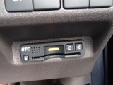 有料道路をキャッシュレスで通行できるETC車載器付きです。運転席足元に設置されています。ETCセットアップ費用は含まれておりません。別途必要となります。