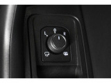 狭い場所も苦になりません。電動格納ドアミラー装備。電動格納ドアミラードアミラー調整スイッチ