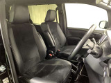 厚みがあって、座り心地のいいシート。運転席も助手席もリラックスしてゆったりと座れます。