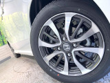 【純正アルミホイール】外観にマッチした純正アルミホイールを装着しております。各種社外アルミホイールや、スタッドレスタイヤも取扱いしております。是非ご相談ください♪