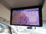 後席モニターです。ロングドライブや渋滞でもテレビやDVDにブルーレイなどが楽しめるので退屈しませんよ。