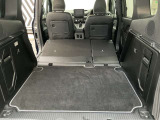 【シートアレンジ】後席半全面を前に倒すことで荷室を作れます。