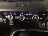 【左右独立オートエアコン】左右席で独立温度コントロールが可能です。運転席はキンキンに冷やして助手席はマイルドにと言った設定が可能です☆暑さ寒さでケンカすることもなくなりますね♪