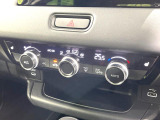 【オートエアコン】一度お好みの温度に設定すれば、車内の温度を検知し風量や温度を自動で調整。暑い&hellip;寒い&hellip;と何度もスイッチ操作をする必要はありません。快適な車内空間には必須の機能ですね♪