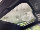 【ガラスルーフ】ガラスルーフ搭載で車内の解放感が一気にアップ!開放的なドライブをお楽しみいただけます。