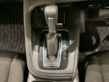 「e:HEV」は、モーター走行を中心にしながら電気エネルギーやエンジン動力を最も効率よく使い分けることができる賢いハイブリッドシステムです。