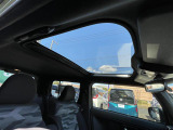 【ガラスルーフ】室内に解放感がでて明るくなる為運転する時の気持ちをより一層高めてくれます。夜は全開にして星を眺めるなんてしたらロマンチックですね