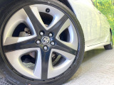 【純正アルミ17インチホイール】外観にマッチした純正アルミホイールを装着しております。各種社外アルミホイールや、スタッドレスタイヤも取扱いしております。是非ご相談ください♪