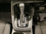 CVT車のセレクトレバーです。低速から高速まで、変速ショックのないスムーズな走りと、エンジン効率のよい領域を維持して燃費にも貢献します。