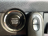 【キーレススタートシステム】カバンやポケットに入れたままでもドアの施錠・解錠が可能なスマートキーを装備。エンジンのオン・オフ時もカギを取り出す必要が無いからとっても便利です♪