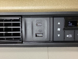 エアコン操作パネルの左側に、スマートフォンなどの充電可能なUSB端子と、音源などの外部入力の可能なUSB端子がついています。移動中に充電もできるので便利です。