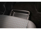 助手席シートアンダートレイ装備!色々収納でき室内もスッキリ!