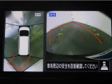 パノラミックビューモニター付きです。車両を上から見た様な映像をディスプレイオーディオ画面に表示。運転席からの目視だけでは見にくい、車両周辺の状況をリアルタイムでしっかり確認出来ます。