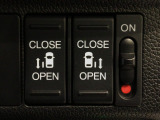 【両側パワースライドドア】両側がパワースライドドアになっており、運転席のスイッチやスマートキーでも開閉が可能です!開口部も広いので乗り降りも楽々♪