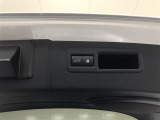 【パワーバックドア】運転席及びバックドアのスイッチ、または電子キーの操作で、バックドアの開閉や一時停止が行えます。用途に合わせて、全開時の停止位置を自由に設定することも可能です。