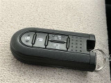 あると便利なスマートキー付きです。鍵の開閉もエンジンの始動もワンタッチでとてもカンタンです。両手がふさがってても快適です。