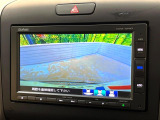 【バックカメラ】駐車時に後方がリアルタイム映像で確認できます。大型商業施設や立体駐車場での駐車時や、夜間のバック時に大活躍!運転スキルに関わらず、今や必須となった装備のひとつです!