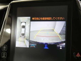 【全周囲モニター】車を上空から見下ろしたような映像をカーナビ画面に映し出し、車庫入れや縦列駐車をサポートしてくれます。