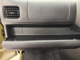 助手席側のインパネは多機能!間口の広くて使いやすいトレイや何かと工具や買い物袋を掛けれる便利なショッピングフック付き!