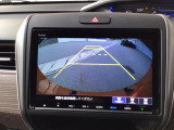 【バックカメラ】運転が苦手な方も車庫入れラクラクです!ギアをリバースに入れれば自動的に切り換わりますので、面倒な操作は不要です♪狭い駐車場もお車を傷つけず安心ですね!