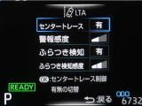 レーンディパーチャーアラートとは車線、又は走路からの逸脱の可能性を警告すると共に、車線、又は走路からの逸脱を避けるためのハンドル操作の一部を支援する機能です。詳細は販売店スタッフまでお尋ね下さい。