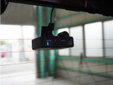 この車にはリアにもドライブレコーダーを装備しております◆映像・音声などを記録する自動車用の装置です。 もしもの事故の際の記録はもちろん、旅行の際の思い出としてドライブの映像を楽しむことができます。