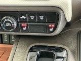 運転席/助手席シートヒーターで寒い日もすぐに温かくなり快適に過ごせます。2段階の温度調整が可能です
