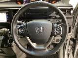 ハンドルにHondaセンシング系のクルーズコントロールやレーンキープアシストなどのスイッチと、オーディオの操作スイッチが装備されています。ハンドルから手を離さず安全に操作できます。