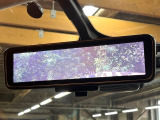 【インテリジェントルームミラー】後席の大きな荷物や同乗者で後方が確認しづらい時でも安心!カメラが撮影した車両後方の映像をルームミラー内に表示。クリアな視界で状況の確認が可能です!