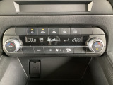 温度の設定のみで快適な風量やモードなどを自動調整してくれるフルオートエアコンを装備!