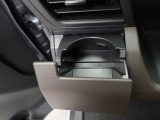 【カップホルダー】エアコン吹き出し口下部に設置されていますので使いやすさバッチリ!助手席から手の届くちょうどの位置です!