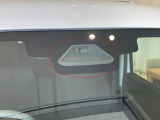デュアルセンサーブレーキサポートII フロントガラス上部にあるセンサー部です。単眼カメラとレーダーで車両前方の状況を検知し各種制御を行います。衝突被害軽減ブレーキ・誤発進抑制機能 等