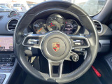 ●スポーツデザインステアリング:ポルシェの中でも人気の装備の一つです。パドルシフトが装備され、デザインが通常のステアリングに比べてスポーティなデザインが採用されており実用性、見た目ともに良好です。