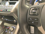 ハンドルの左側にステアリングスイッチ(パドルシフトスイッチ・オーディオスイッチ・トークスイッチ・電話スイッチ)が付いています。
