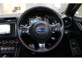 ステアリングはレッドステッチのレザー巻きステアリング!BRZ用の小径ステアリング!クイックなハンドリングとダイレクトな感覚がドライバーの手に伝わります!