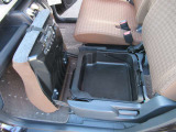 助手席下には便利な収納スペースがあります♪♪ 車検証など入れておく場所にもなりますので、グローブボックスを犠牲にする事が減ります♪♪