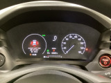 ハイブリット車専用のメーターです。右側の大型スピードメーターに加え、ステアリングスイッチを使って左のマルチインフォメーション・ディスプレイで燃費や動力伝達などの情報が見れるようになっています。