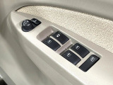 【電動格納ミラー】サイドミラーは電動格納式となっており、狭い駐車場でもキズがつくリスクを抑えられます。