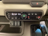 オートエアコンがついてますので、簡単操作で快適に過ごせます。リア熱線のスイッチの中にサイドミラーヒーターも入っています。パネル内のシートヒータースイッチは前席の左右別々に2段階で温度設定ができます。