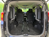 普段のお買い物や通勤、送迎等に十分な荷室スペースを確保しております。3列目を跳ね上げると、大きな荷物の積載も可能です♪