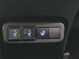 シートヒーターはエンジンが温まってから作動する暖房と異なり、始動直後から座面と背中を暖めてくれる快適装備です。ハンドルヒータースイッチも配置されています。
