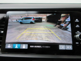 バックカメラの画像です。ガイドラインがスムースな車庫入れをサポートいたします!車庫入れの安心感がアップしますね☆