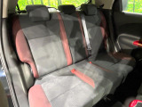 後部座席も気になるようなキズ・汚れやへたり等、大きなダメージはなく、良好な状態です。