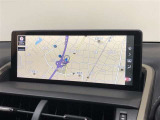 【10.3インチワイドディスプレイ】地図画面などをフルスクリーンで表示できるナビゲーションシステムです。地図と様々な情報の2画面表示でも見やすく、よく利用する機能がスムーズに操作できます。