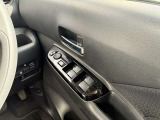 運転席側のドア部。こちらのスイッチでドアミラーの角度調整やパワーウィンドーの操作が可能になります。