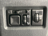 【電動格納ミラー】サイドミラーは電動格納式となっており、狭い駐車場でもキズがつくリスクを抑えられます。